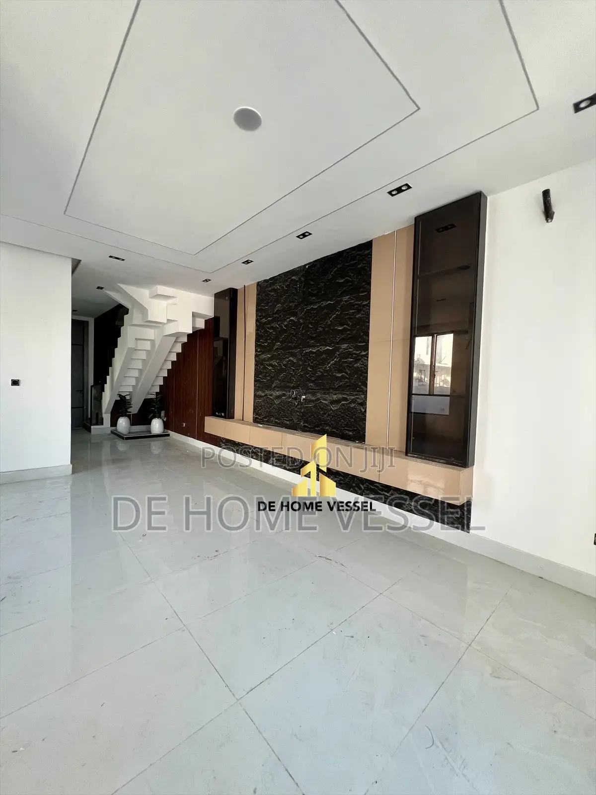 4bdrm Duplex in Chevron for sale