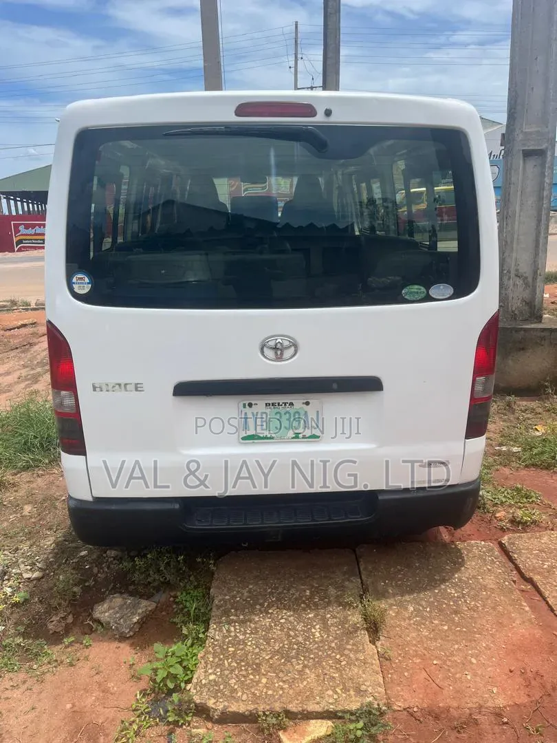 Toyota HiAce 2011 White