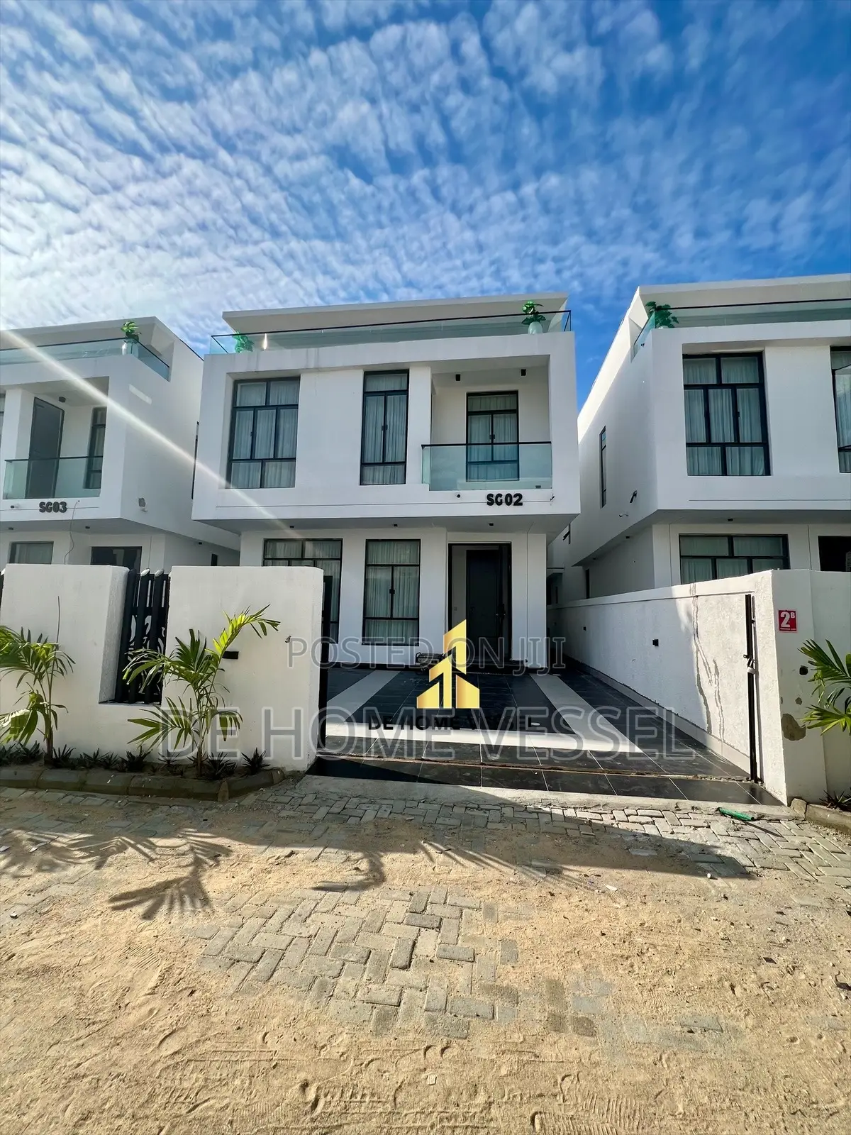 5bdrm Duplex in Chevron for sale