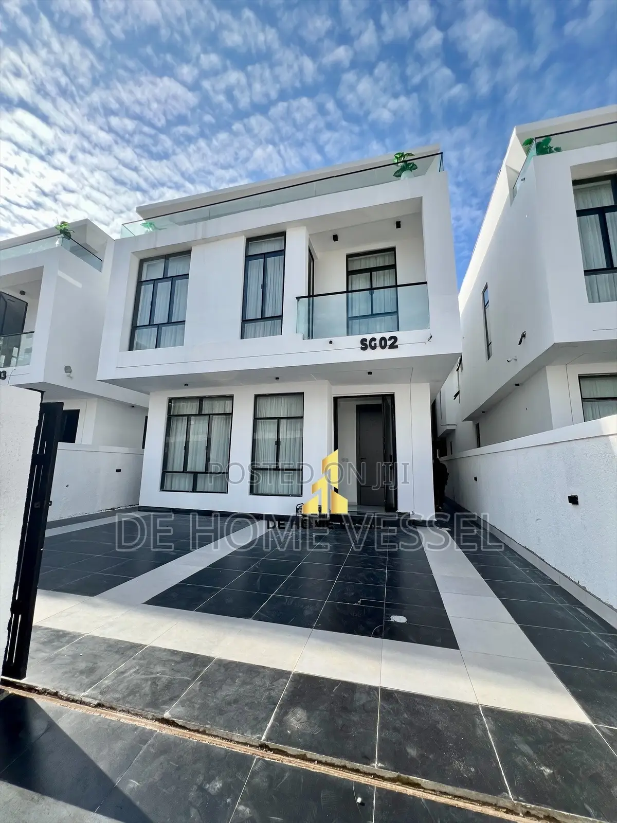5bdrm Duplex in Chevron for sale