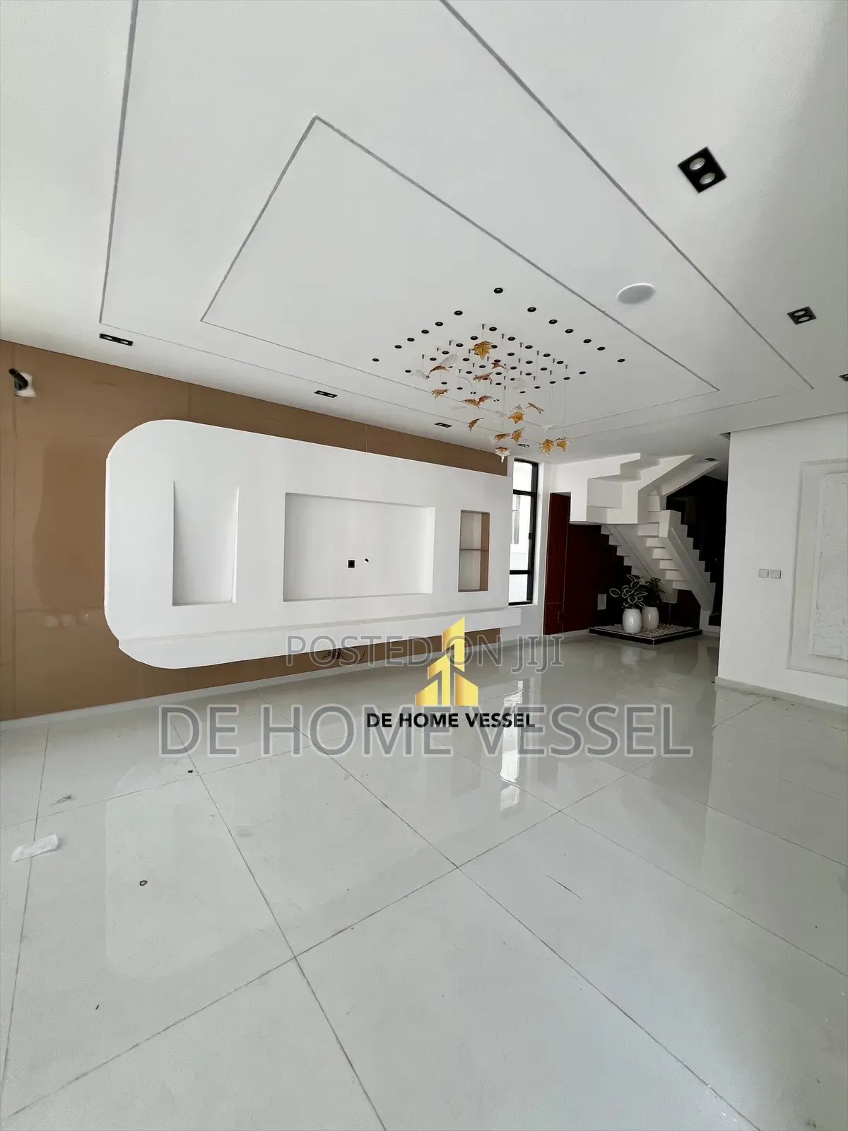 5bdrm Duplex in Chevron for sale