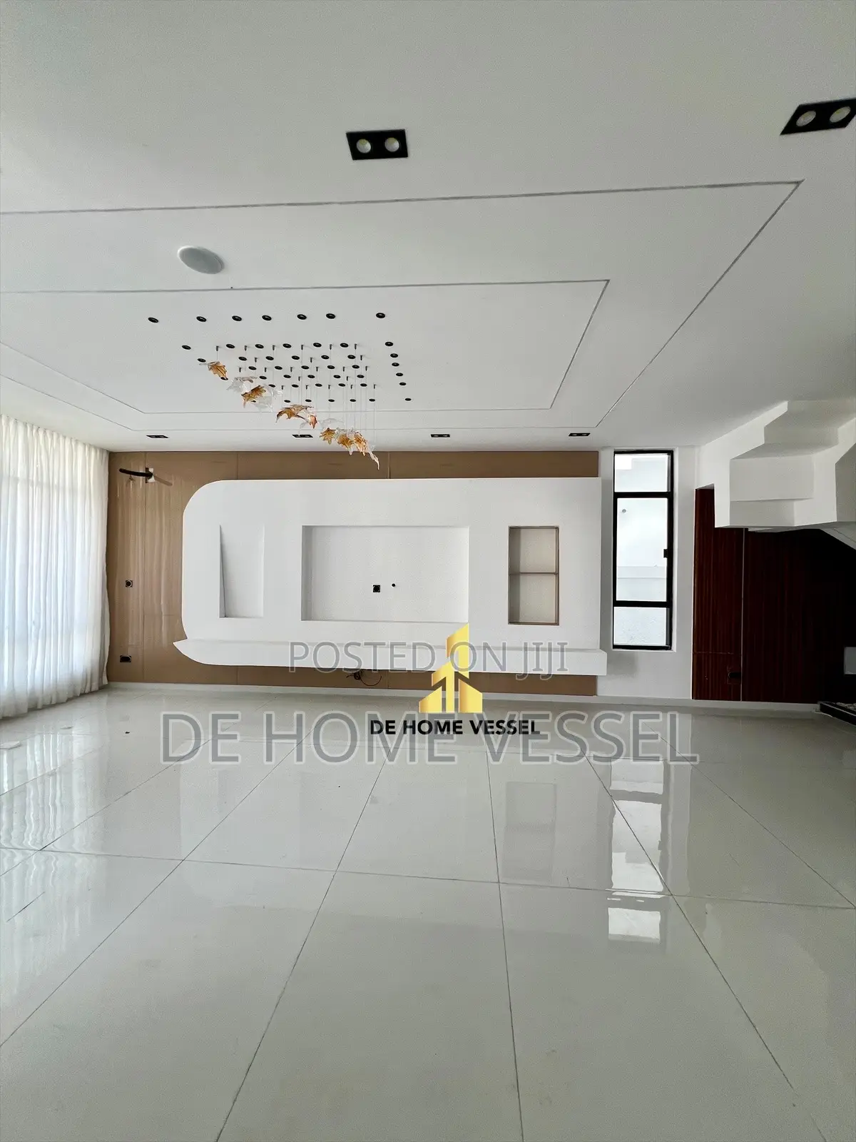 5bdrm Duplex in Chevron for sale