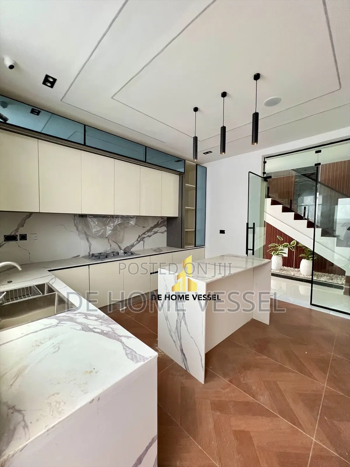 5bdrm Duplex in Chevron for sale