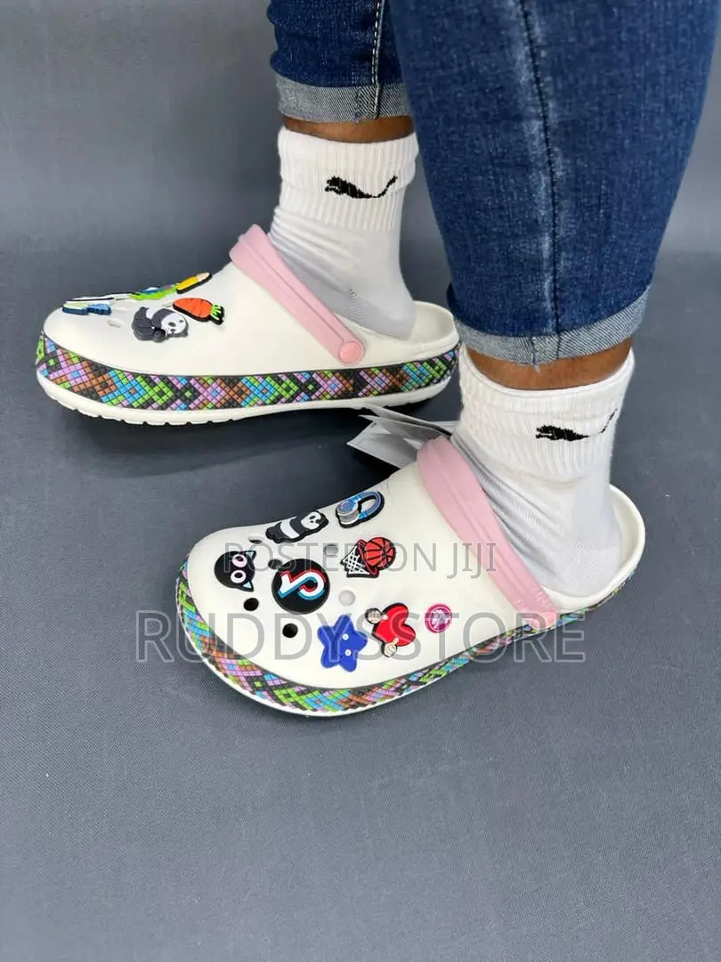 Crocs Classic Clogs With Patterned Midsole Design