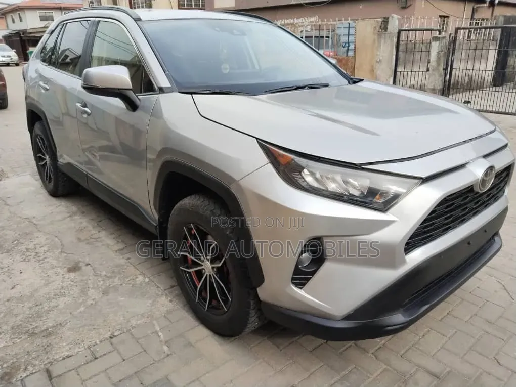 Toyota RAV4 LE AWD 2020 Silver