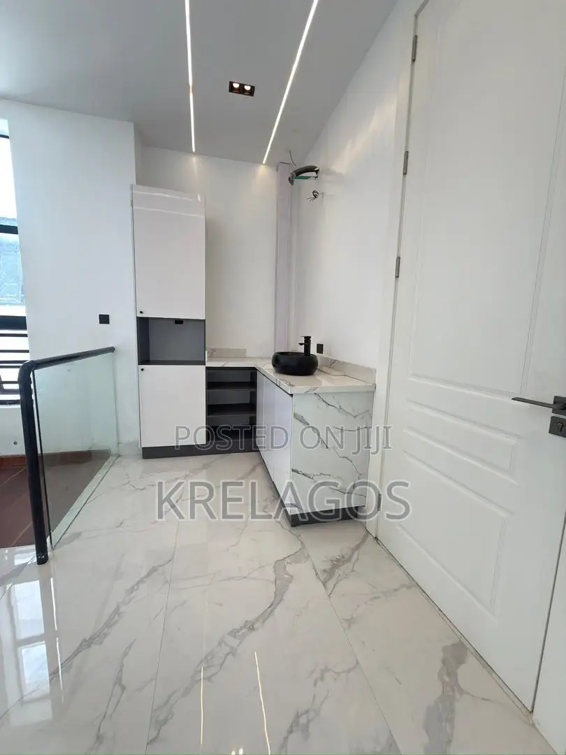 5bdrm Duplex in Lekki Phase 1 for sale