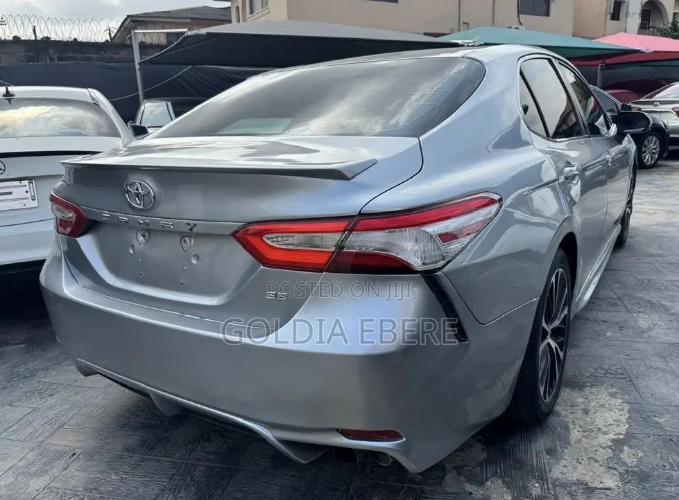 Toyota Camry 2018 Silver