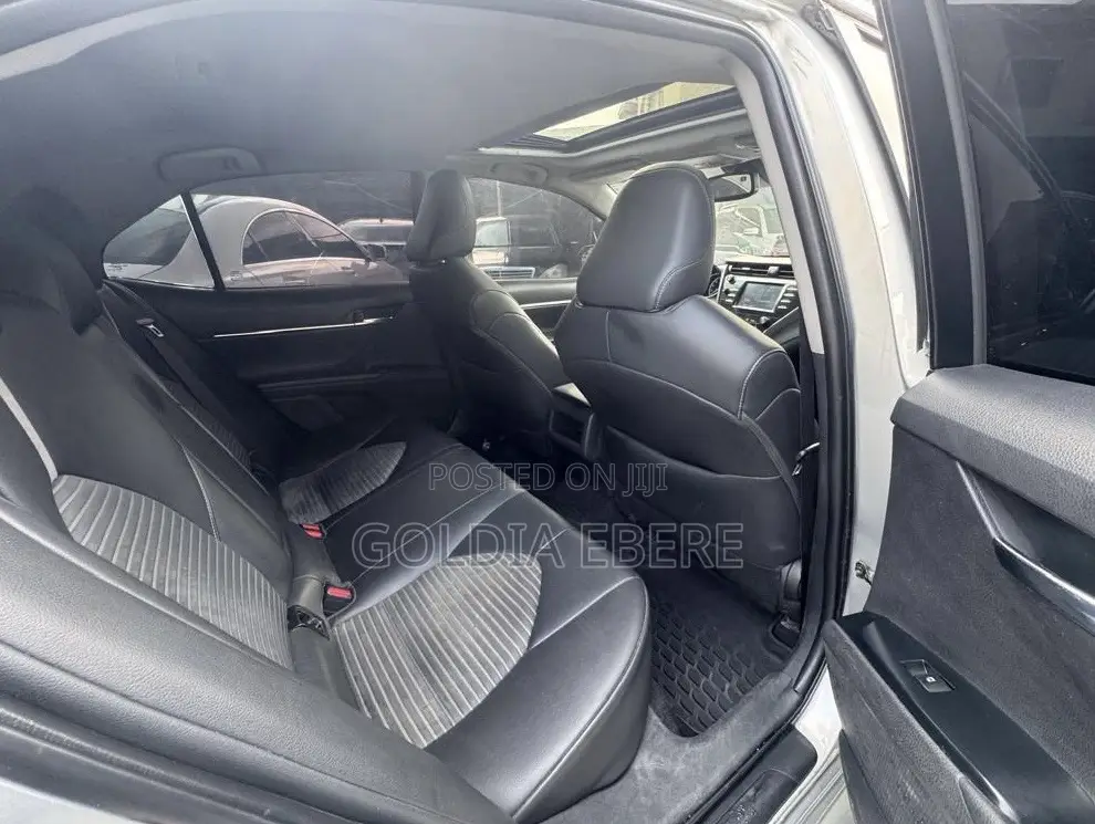 Toyota Camry 2018 Silver