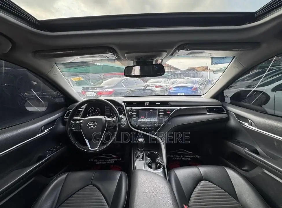 Toyota Camry 2018 Silver