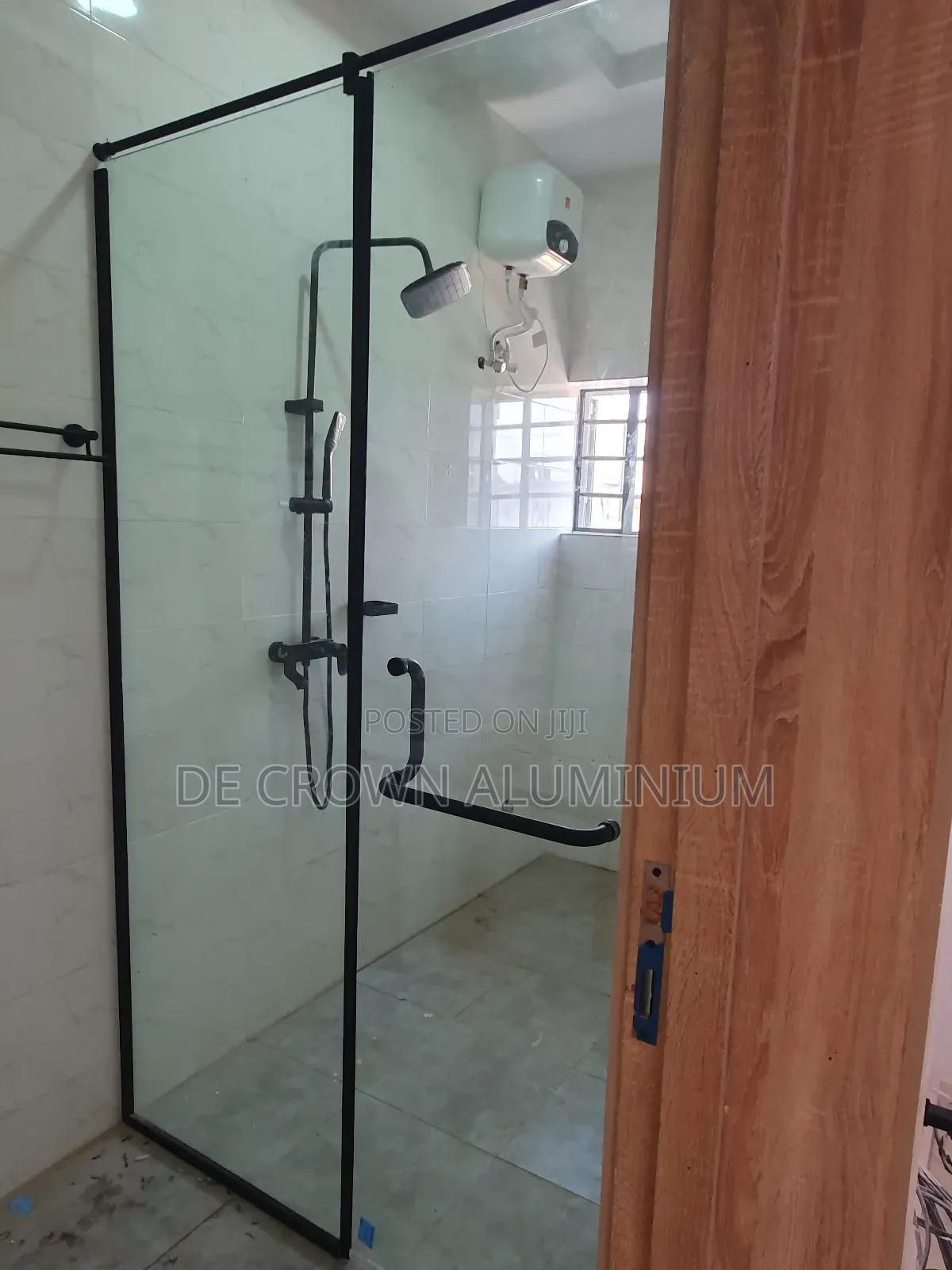 10mm Tempered Glass Shower Cubicle With Black Accessories | Luxury Fin