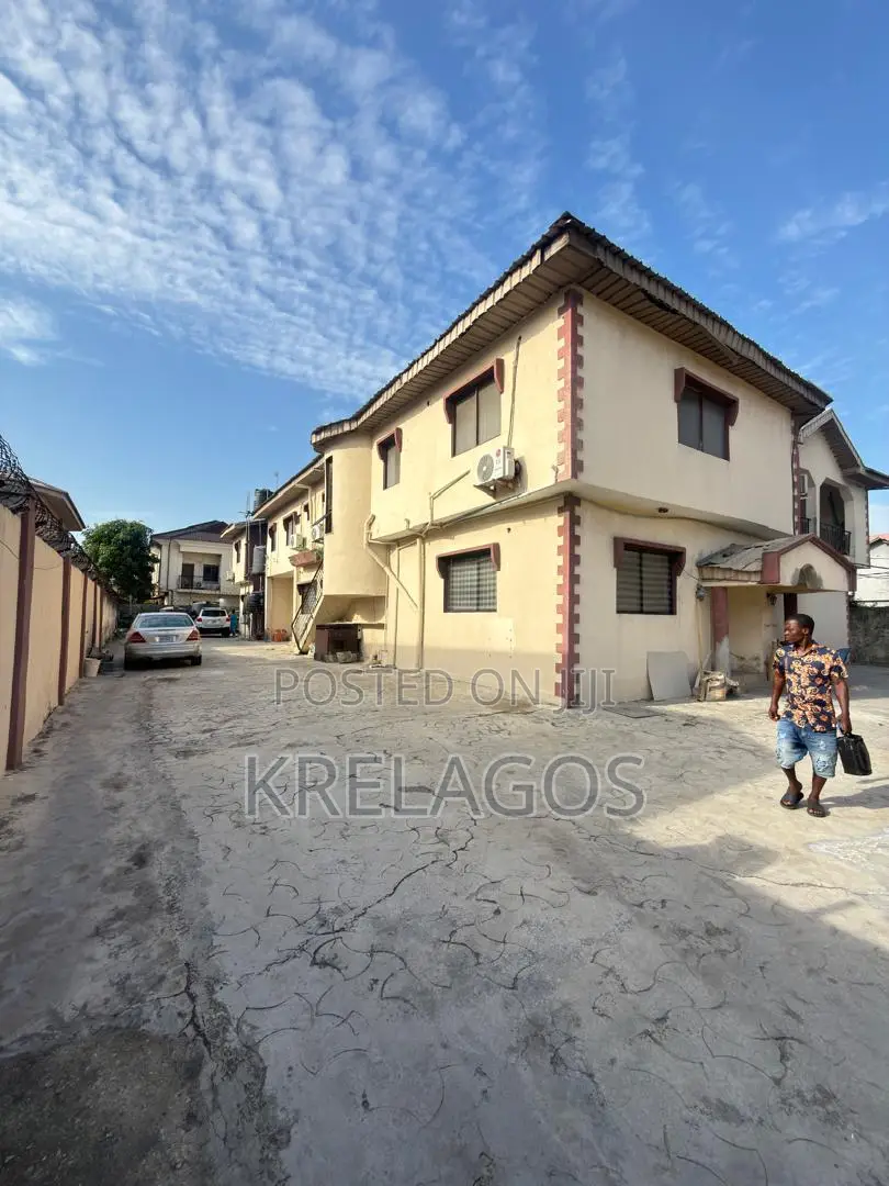 3bdrm Apartment in Lekki Phase 1 for rent