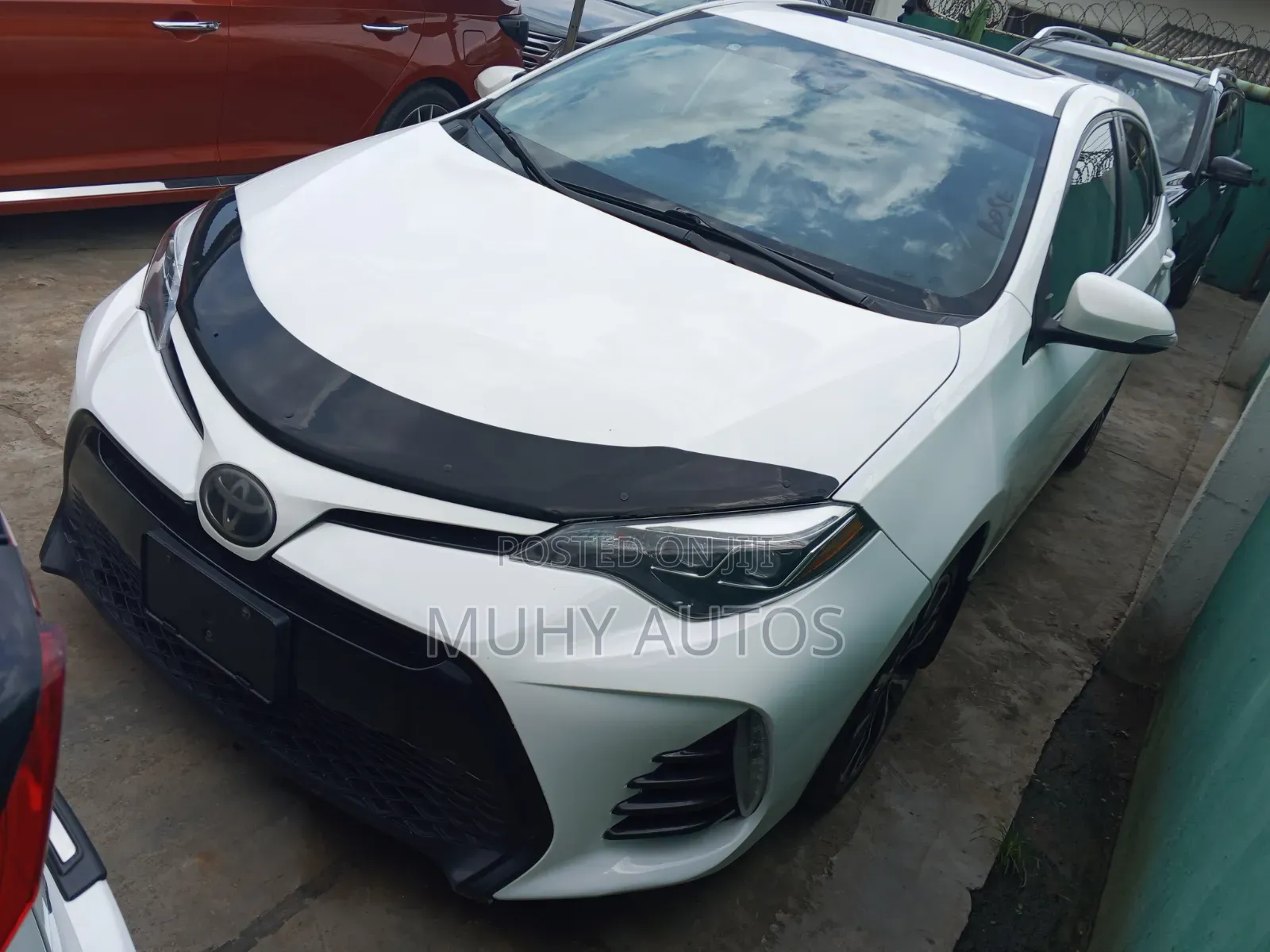 Toyota Corolla XLE (1.8L 4cyl 2A) 2018 White