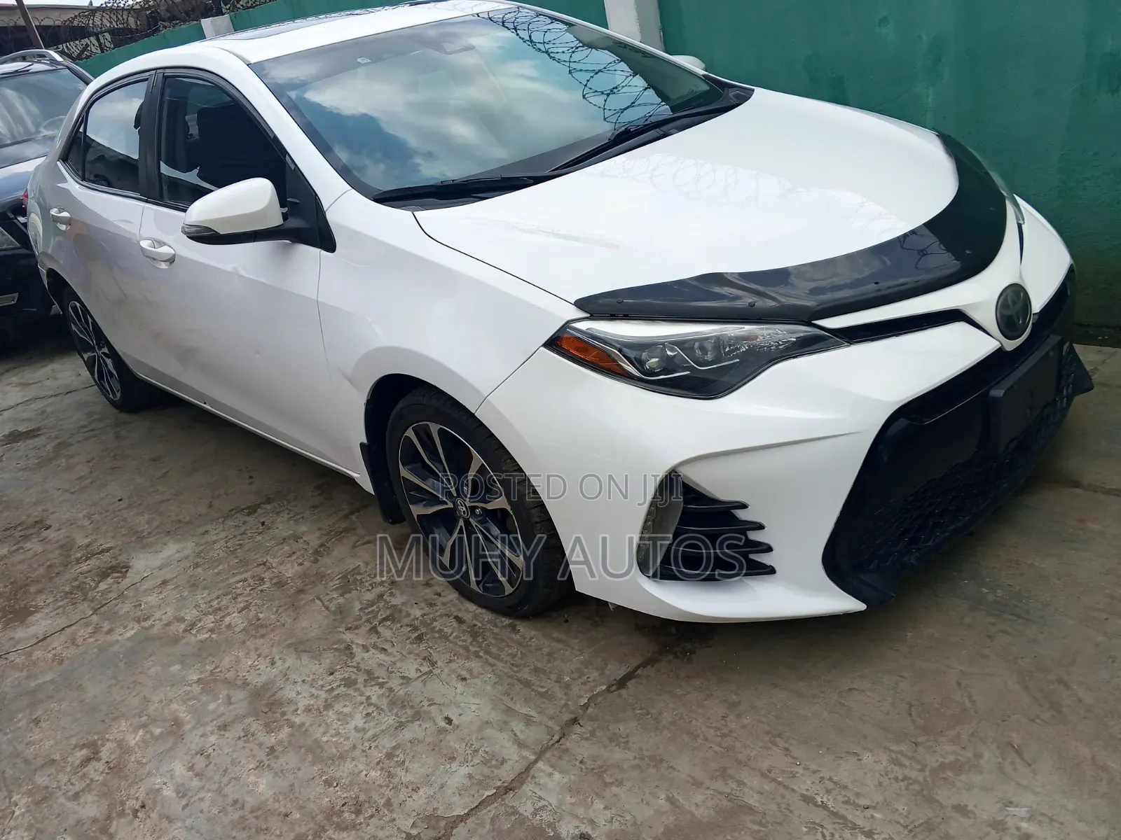 Toyota Corolla XLE (1.8L 4cyl 2A) 2018 White