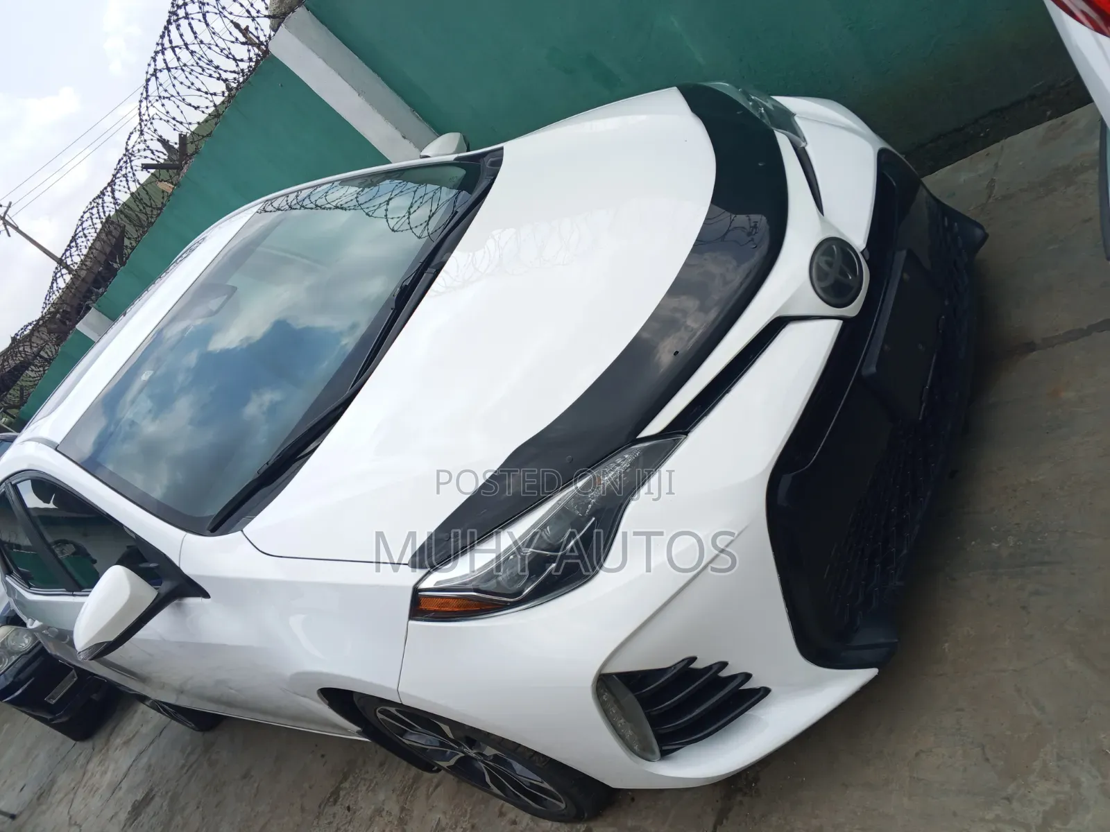 Toyota Corolla XLE (1.8L 4cyl 2A) 2018 White