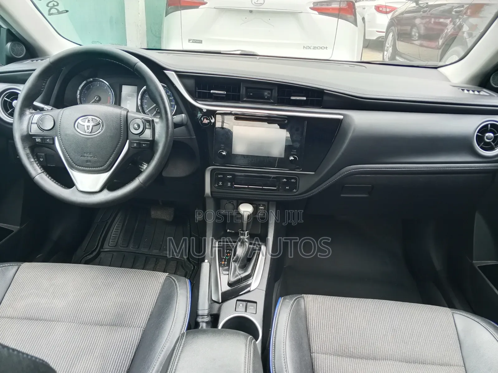 Toyota Corolla XLE (1.8L 4cyl 2A) 2018 White