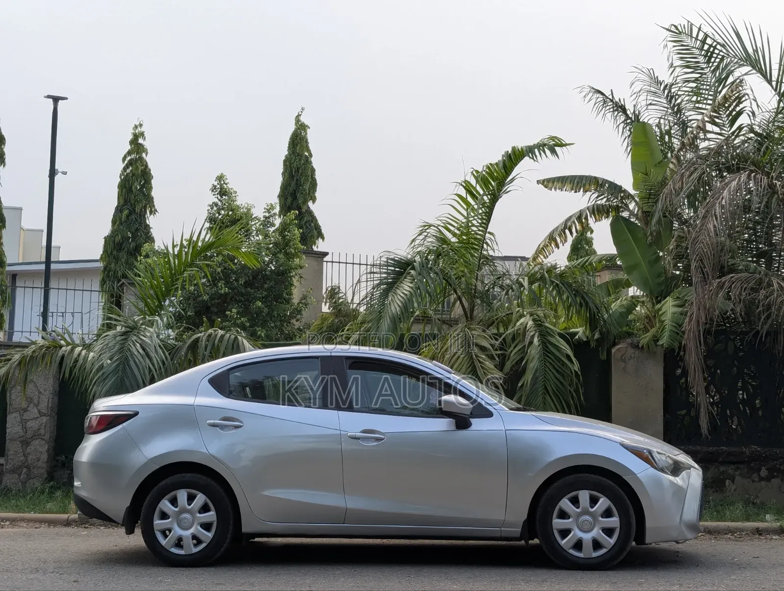 Toyota Yaris LE Sedan 4dr 2019 Silver