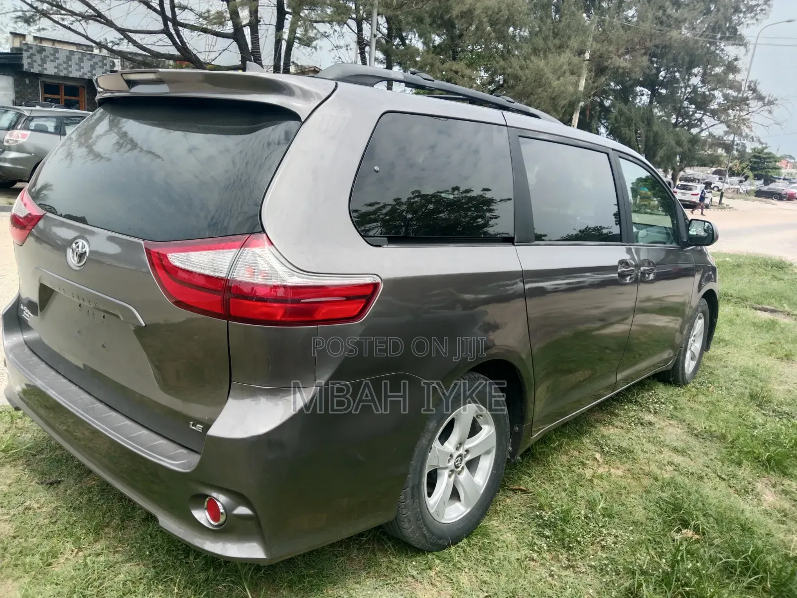 Toyota Sienna LE AWD (3.5L 6cyl 8A) 2018 Gray