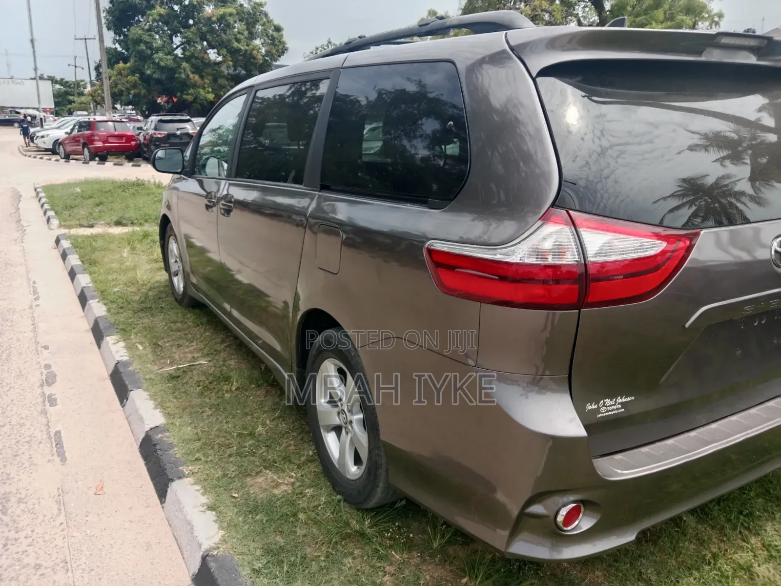 Toyota Sienna LE AWD (3.5L 6cyl 8A) 2018 Gray