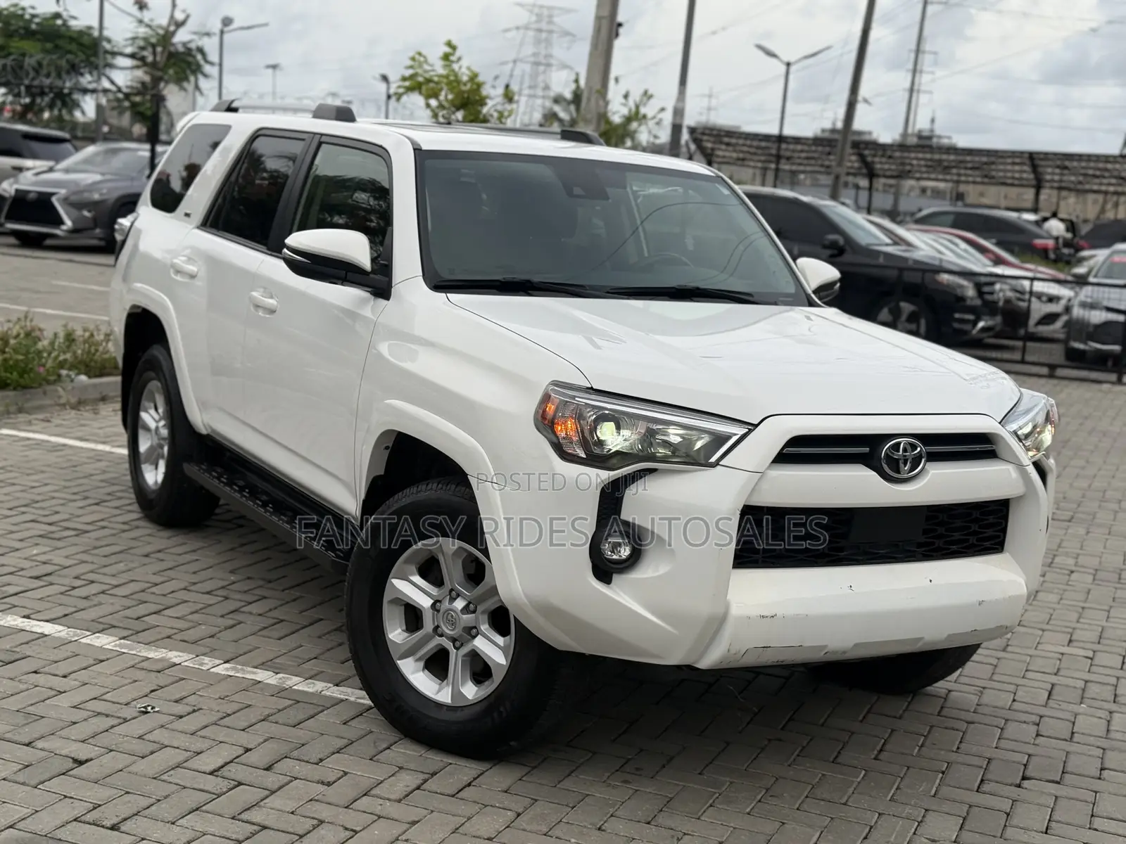 Toyota 4-Runner SR5 Premium 4WD 2023 White