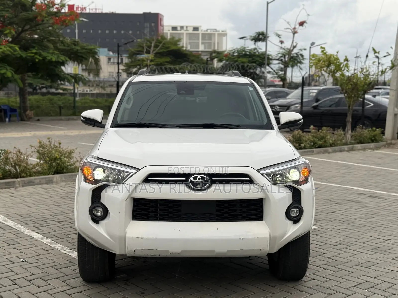Toyota 4-Runner SR5 Premium 4WD 2023 White