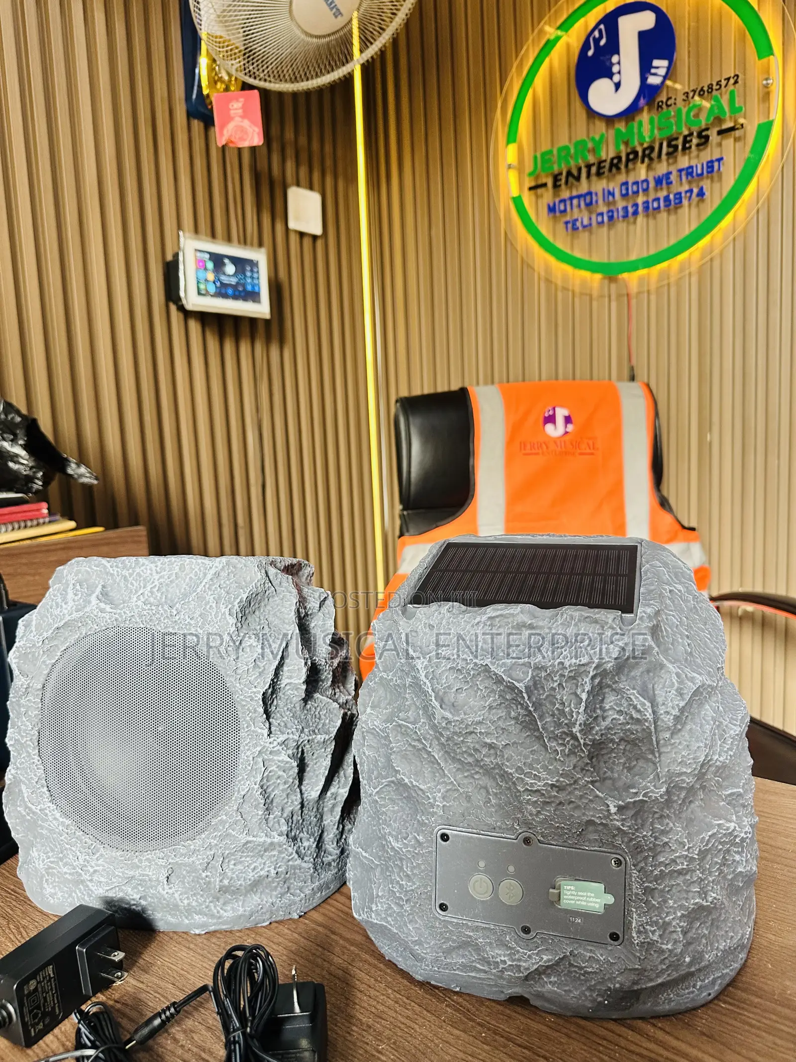 Wireless Rock Speakers With Bluetooth and Usb Solar Panels