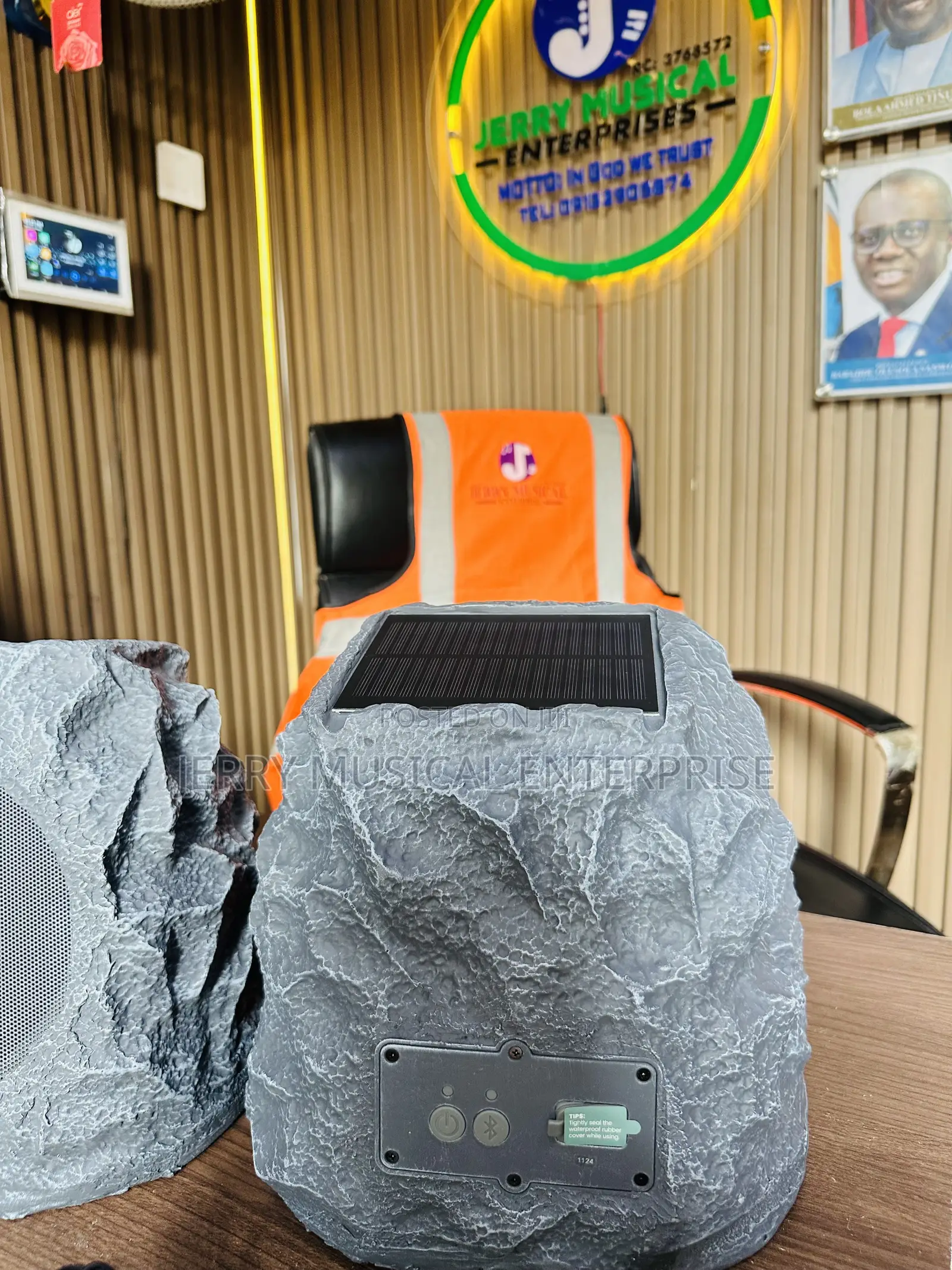 Wireless Rock Speakers With Bluetooth and Usb Solar Panels