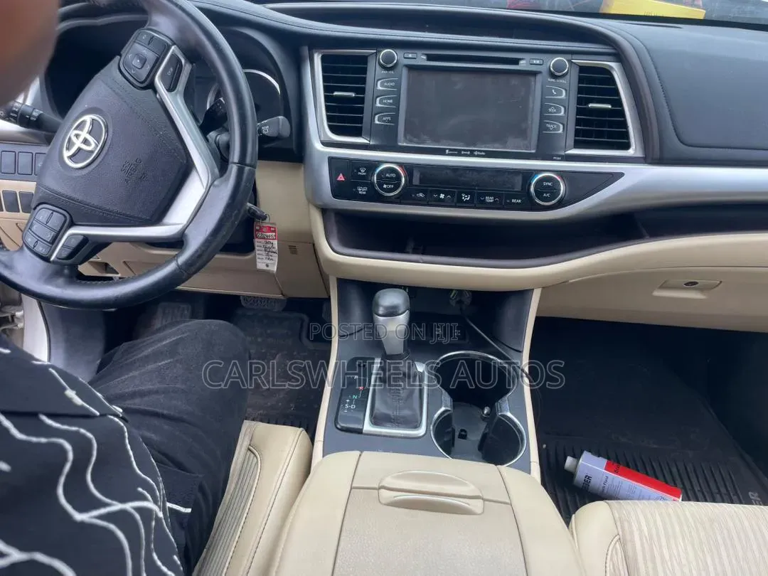 Toyota Highlander LE 4x4 V6 (3.5L 6cyl 8A) 2017 Teal