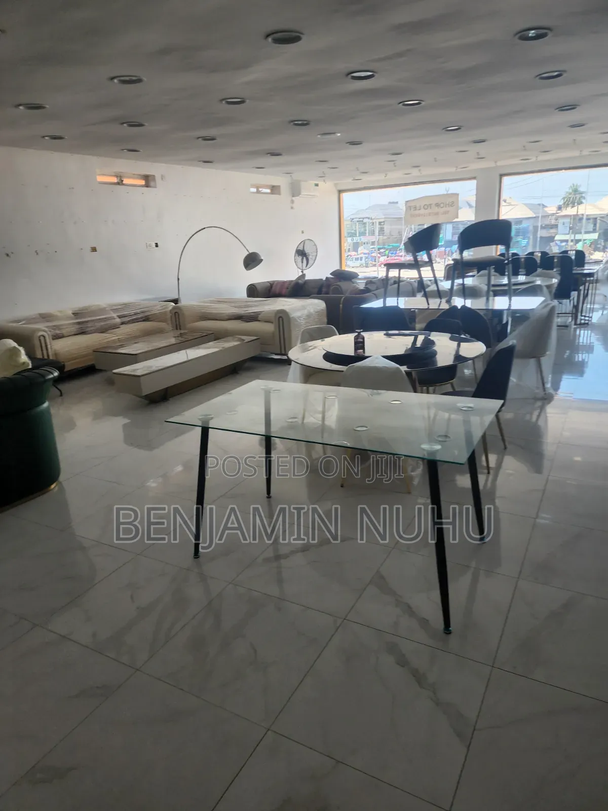 150sqm Shop Space With a Show Glass Facing Express on the First Floor