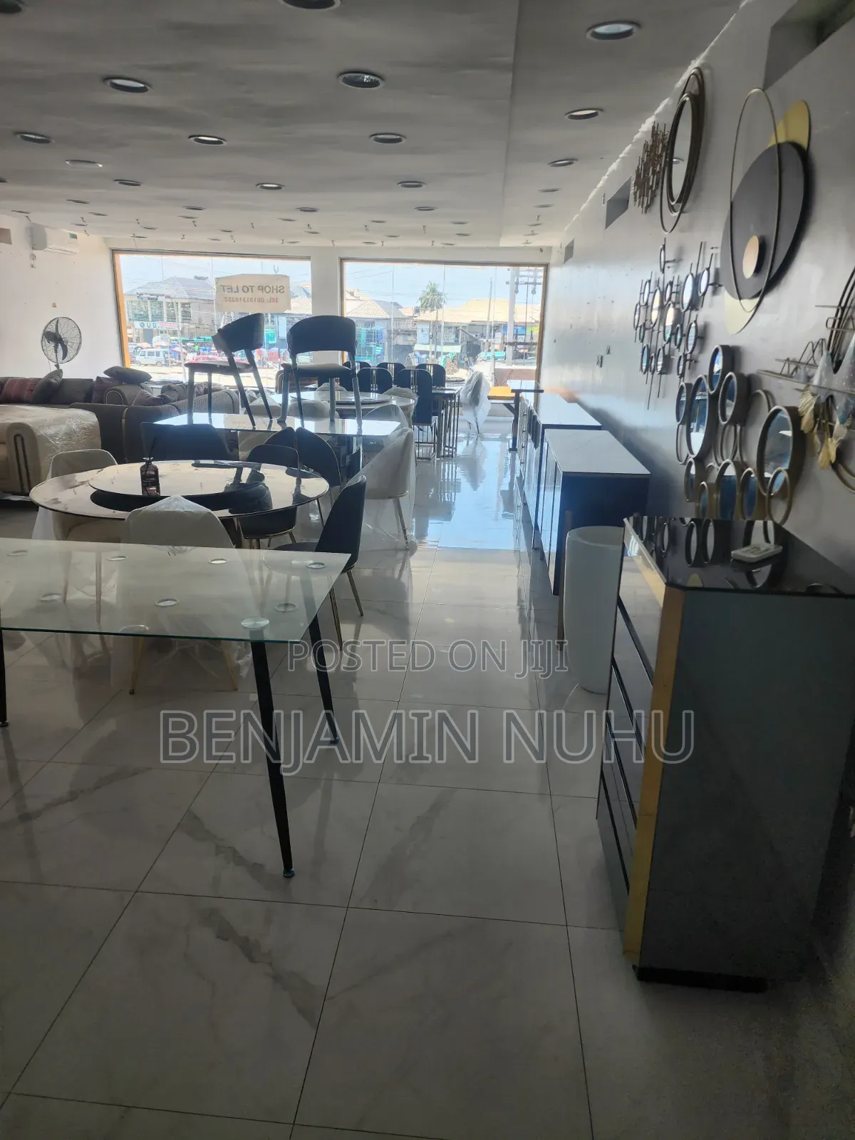 150sqm Shop Space With a Show Glass Facing Express on the First Floor