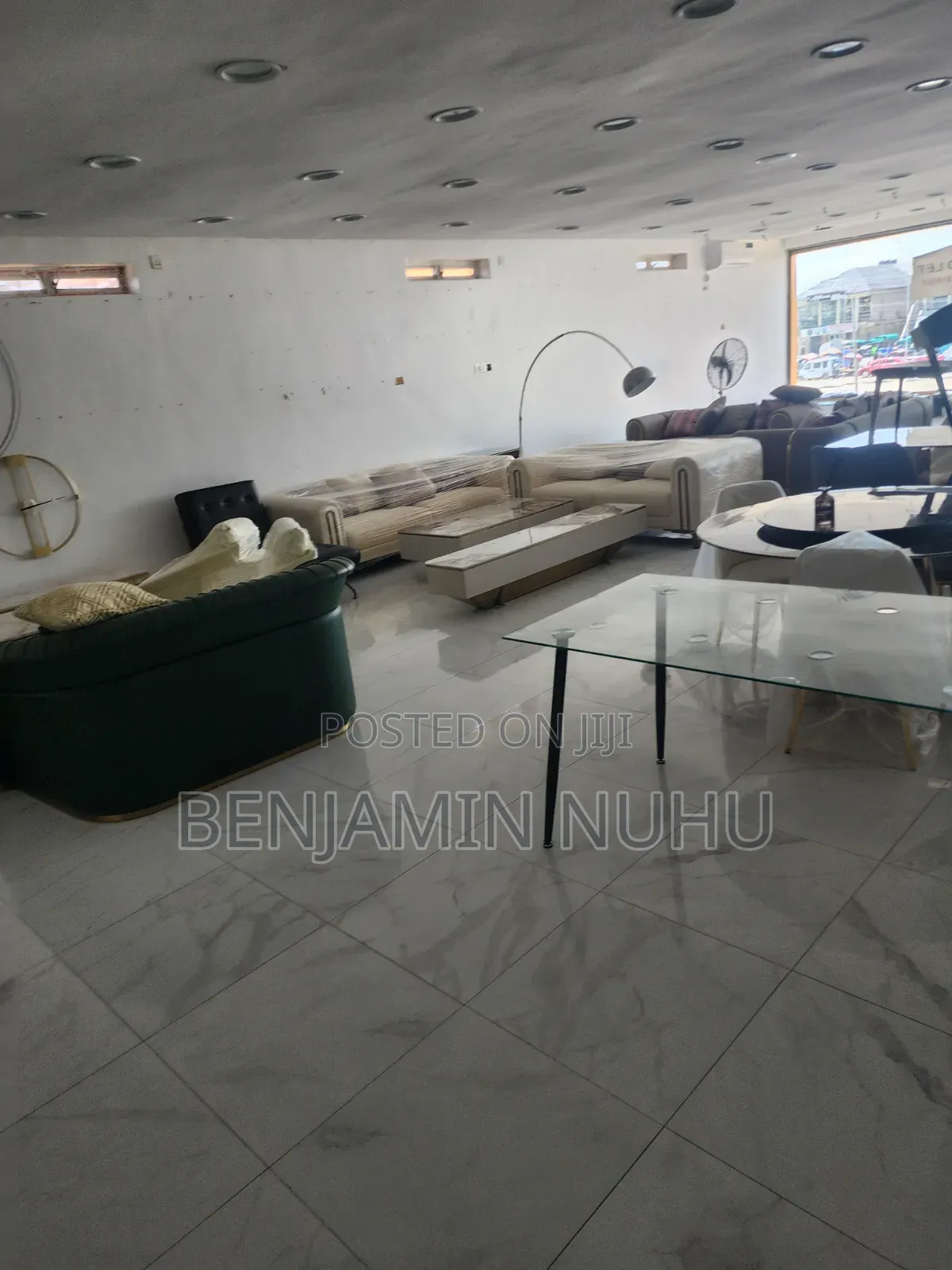 150sqm Shop Space With a Show Glass Facing Express on the First Floor