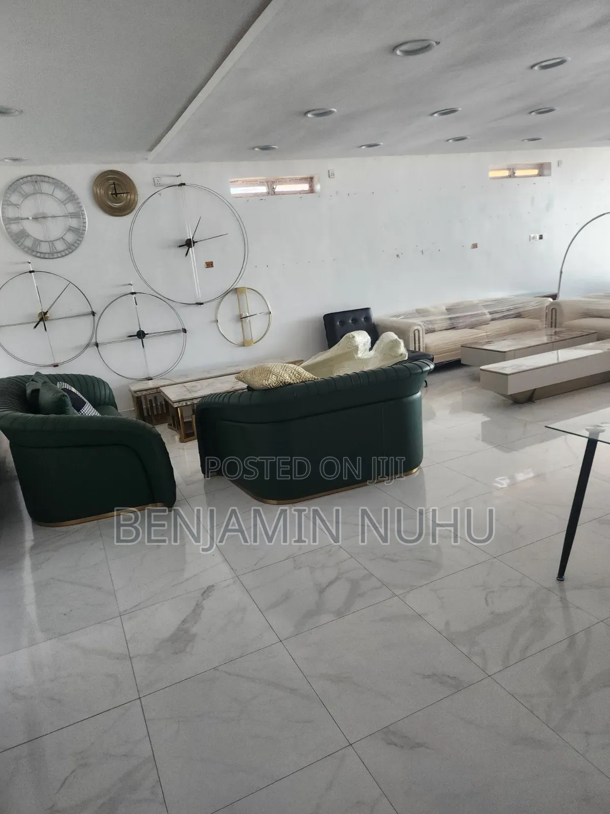 150sqm Shop Space With a Show Glass Facing Express on the First Floor