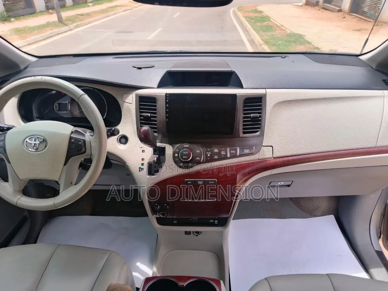Toyota Sienna XLE FWD 8-Passenger 2013 Silver