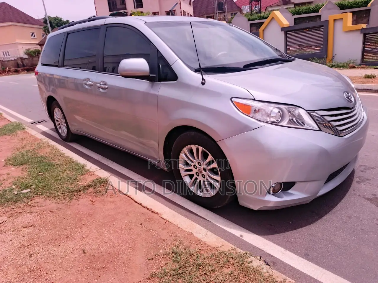 Toyota Sienna XLE FWD 8-Passenger 2013 Silver