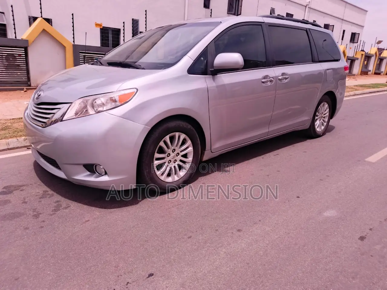 Toyota Sienna XLE FWD 8-Passenger 2013 Silver