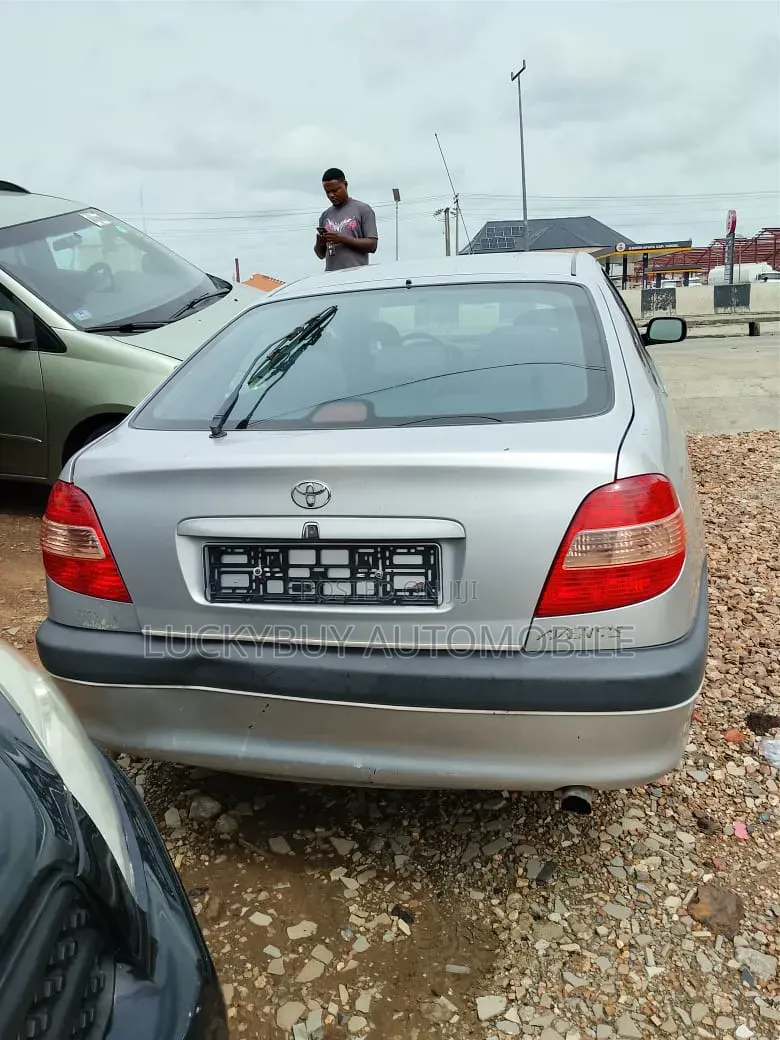 Toyota Avensis 1.6 VVT-i 2000 Silver