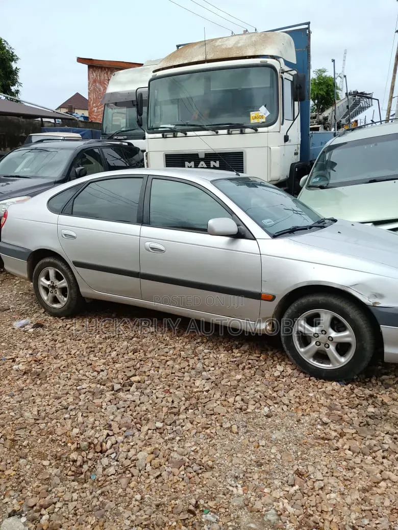 Toyota Avensis 1.6 VVT-i 2000 Silver