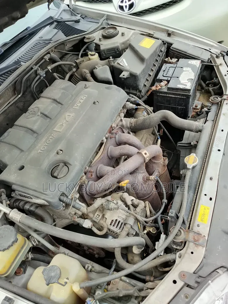 Toyota Avensis 1.6 VVT-i 2000 Silver
