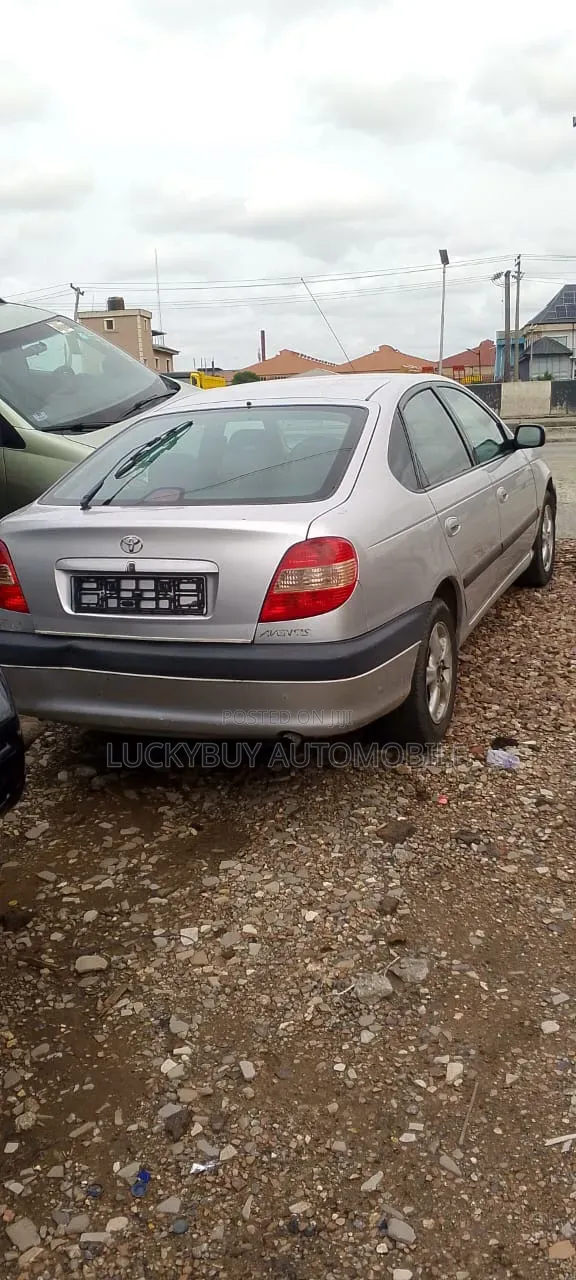 Toyota Avensis 1.6 VVT-i 2000 Silver
