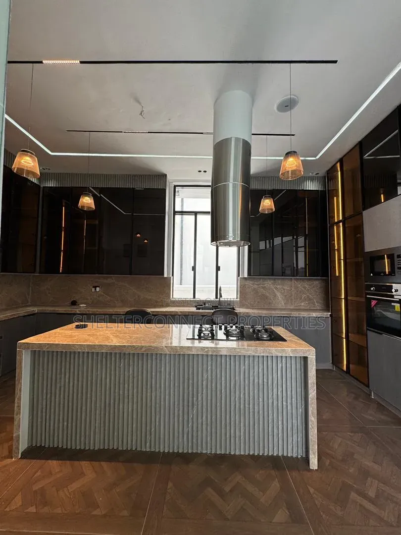 6bdrm Duplex in Chevron for sale