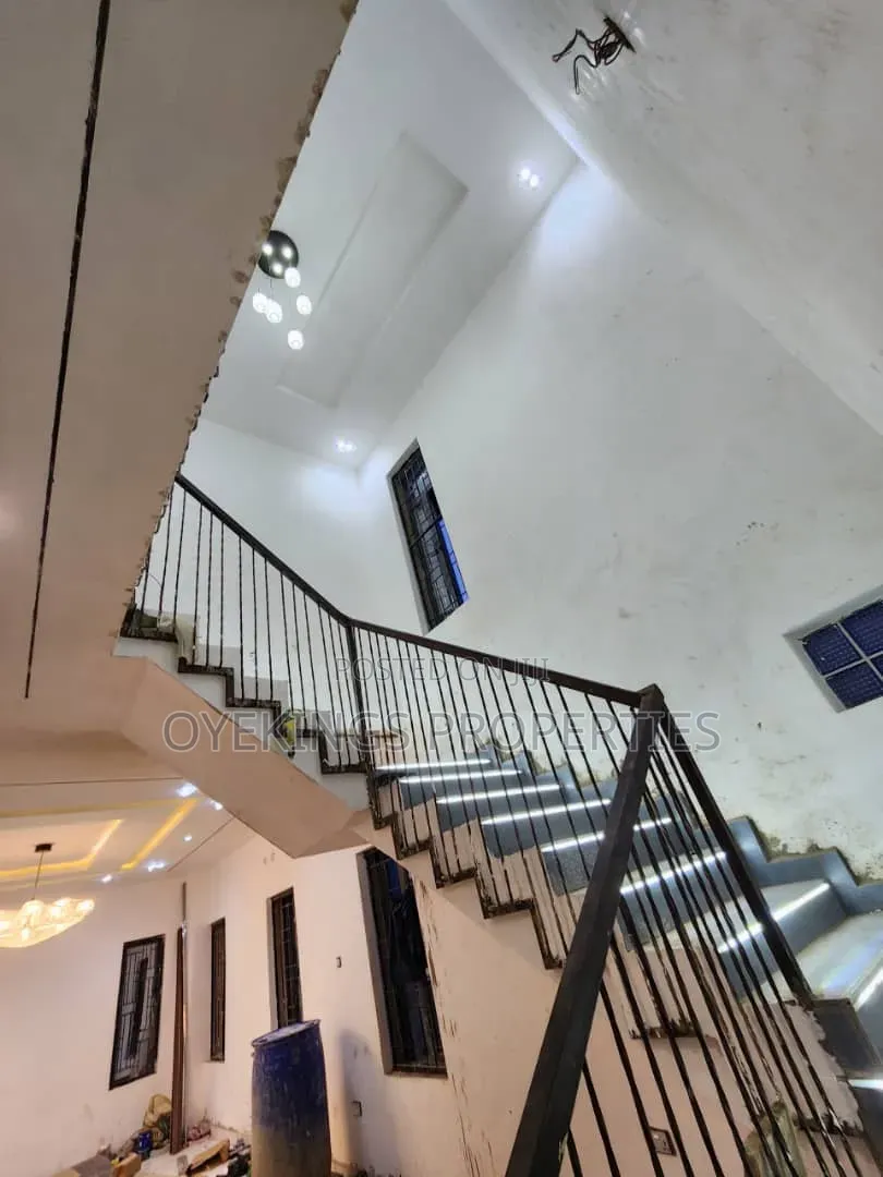 4bdrm Duplex in Alalubosa for sale