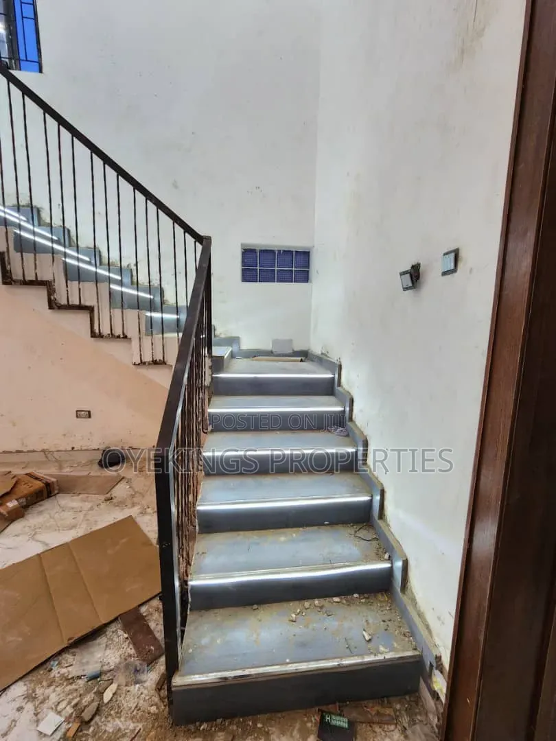 4bdrm Duplex in Alalubosa for sale