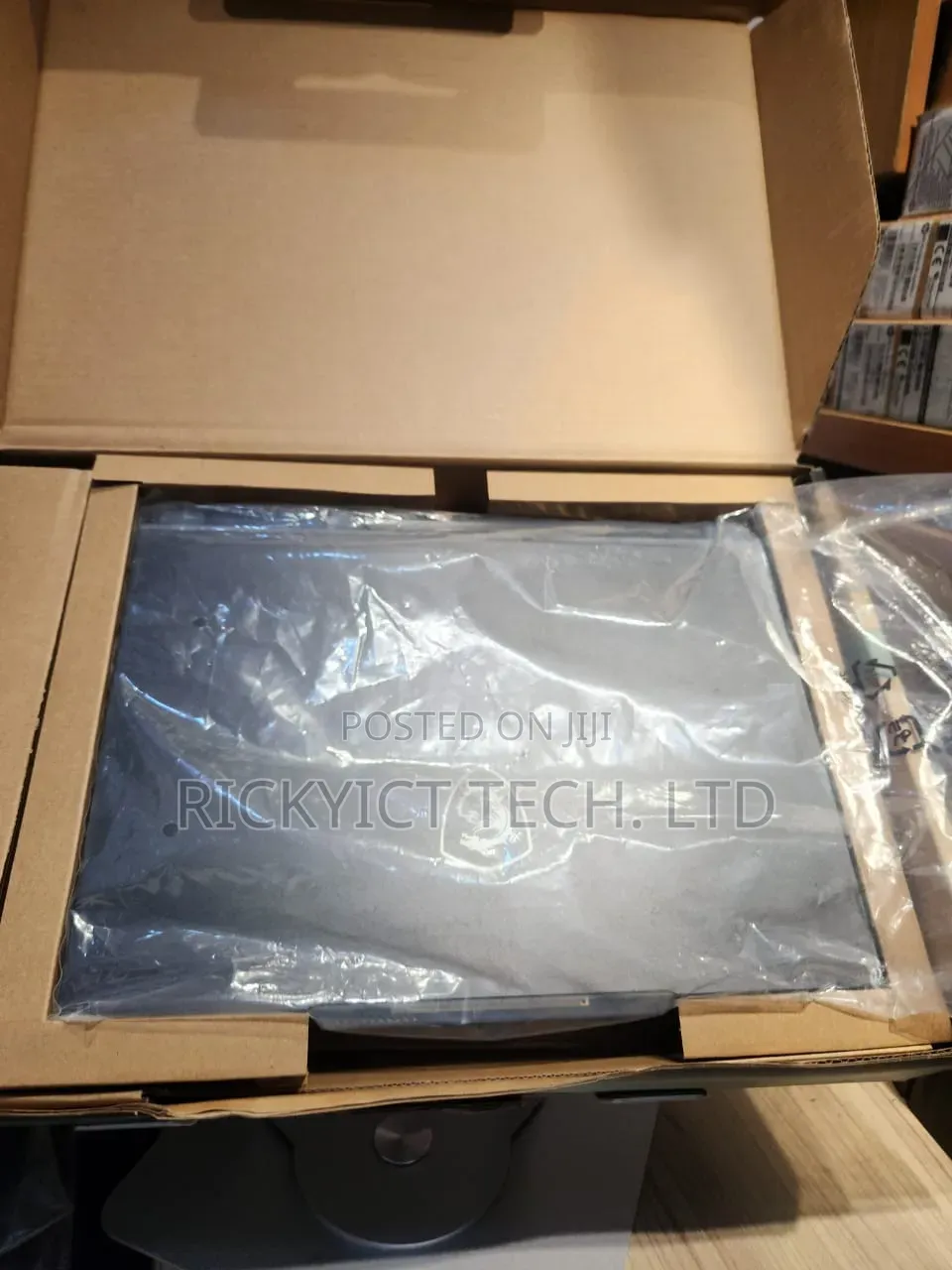 New Laptop MSI Cyborg 14 16GB Intel Core i7 SSD 1T