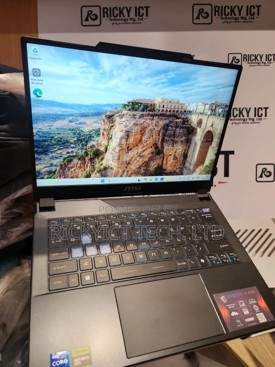 New Laptop MSI Cyborg 14 16GB Intel Core i7 SSD 1T