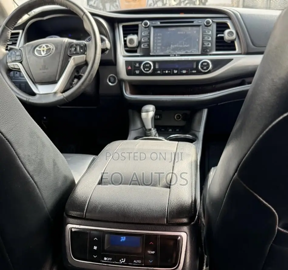 Toyota Highlander XLE 4dr SUV AWD (3.5L 6cyl 6A) 2015 White