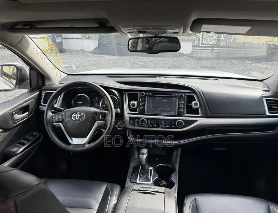 Toyota Highlander XLE 4dr SUV AWD (3.5L 6cyl 6A) 2015 White