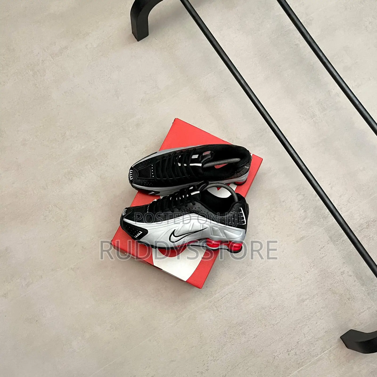 Nike Shox R4/ Buy One Get a Free Sock