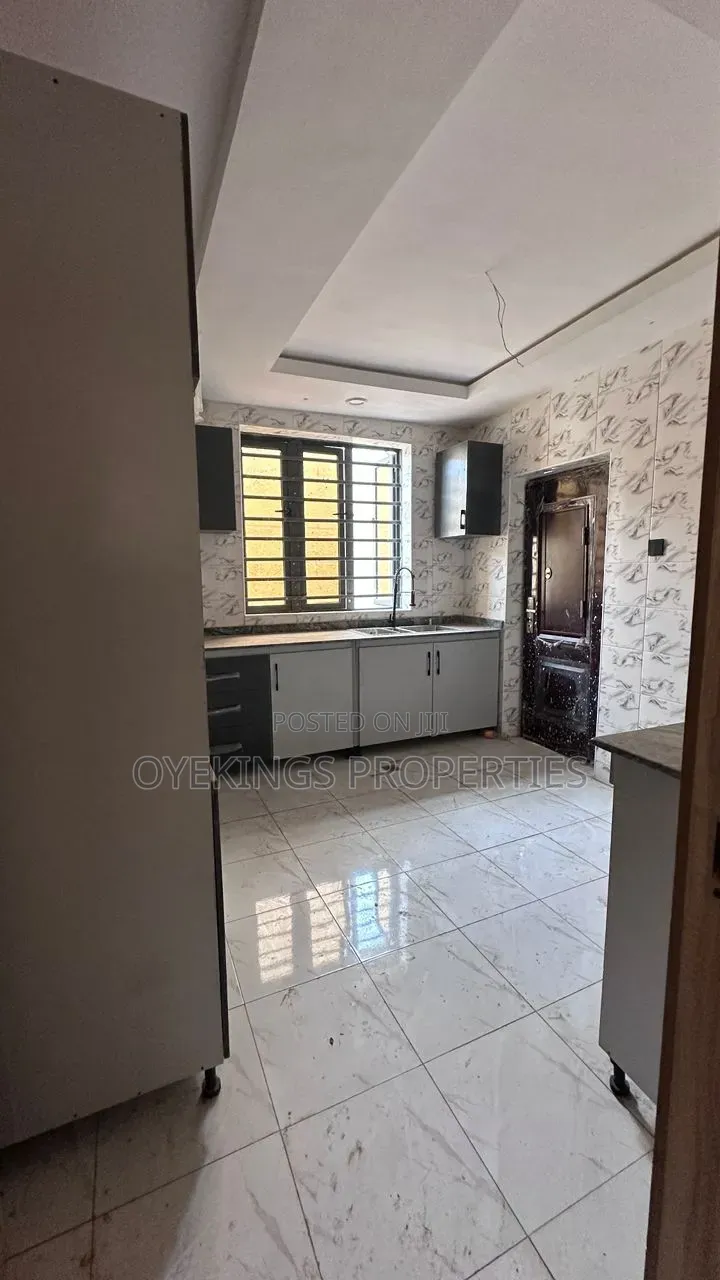 4bdrm Duplex in Adeoyo Gra for sale