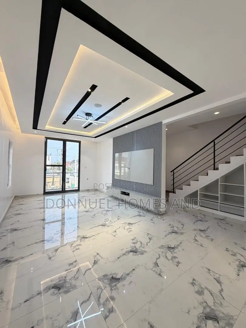 5bdrm Duplex in Chevron for sale