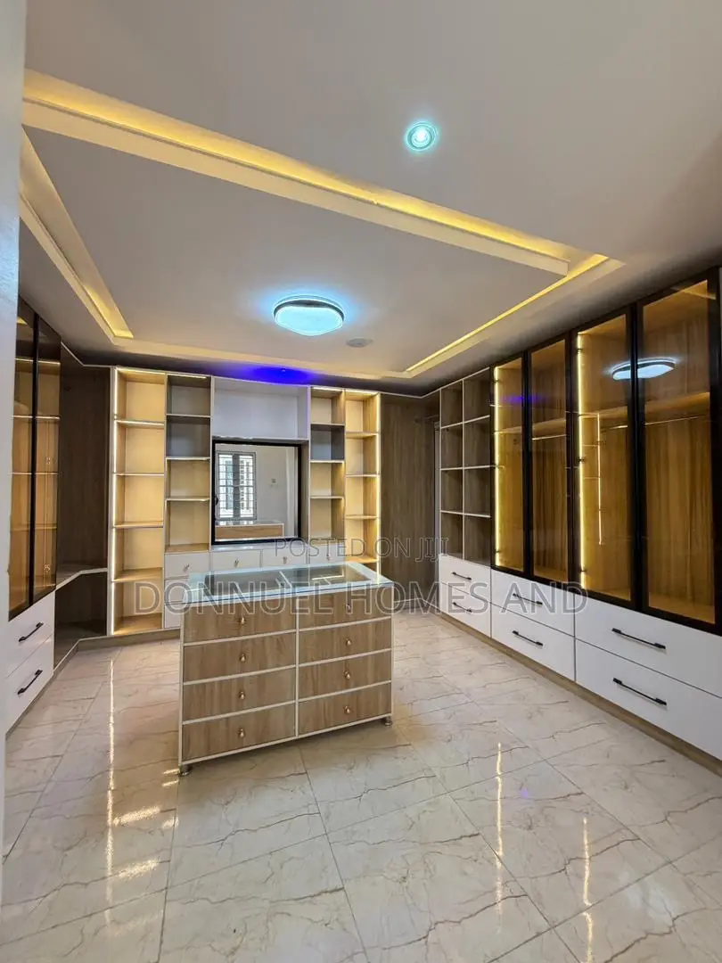 5bdrm Duplex in Chevron for sale