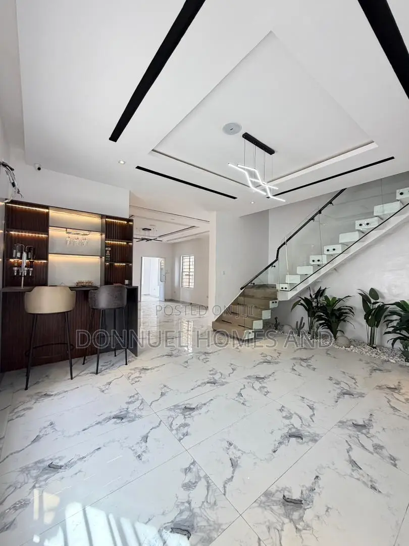 5bdrm Duplex in Chevron for sale